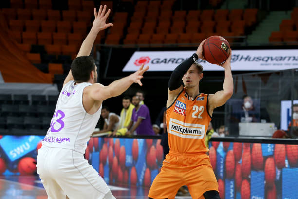 的背后是他 的背后是他