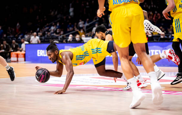 得多方面的 得多方面的