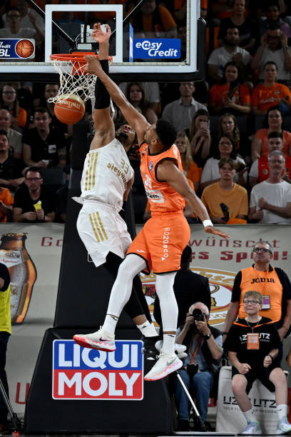 还是背后的 还是背后的